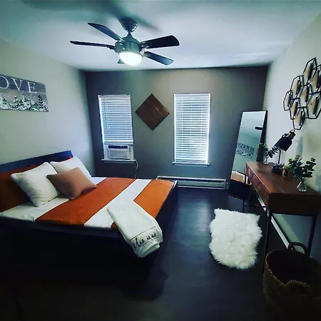 Convenient Location Downtown On The Creekside!-3